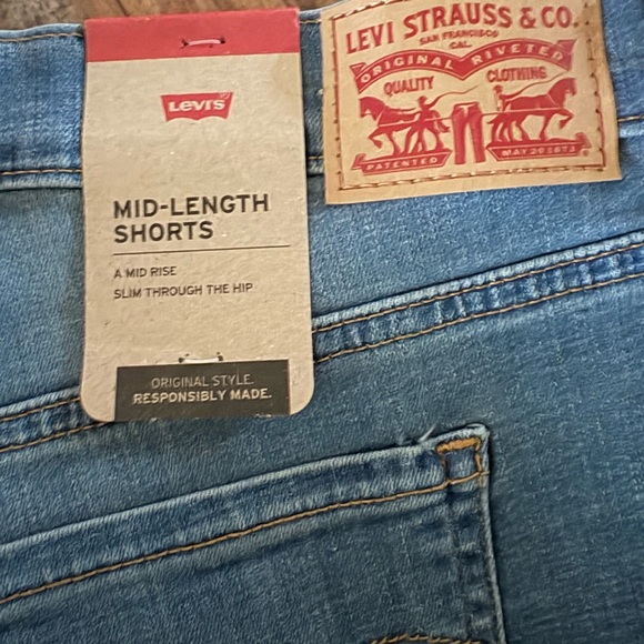 Levi's Classic Denim Mid-Length Shorts - Picture 1 of 4